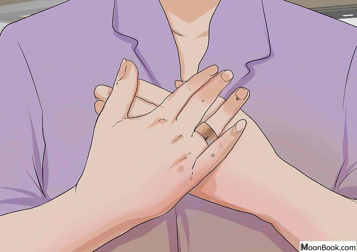 以Comfort a Crying Woman Step 11为标题的图片