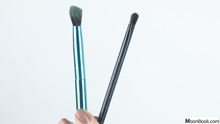 以Get Smokey Eyes With Makeup Step 2为标题的图片