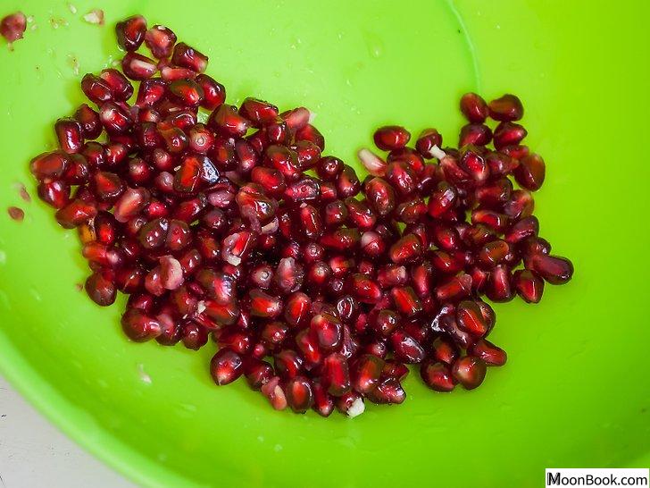 以Open a Pomegranate Step 13为标题的图片