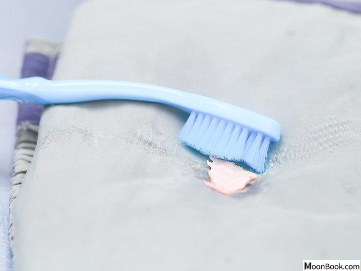 以Remove Gum from Clothes Step 29为标题的图片