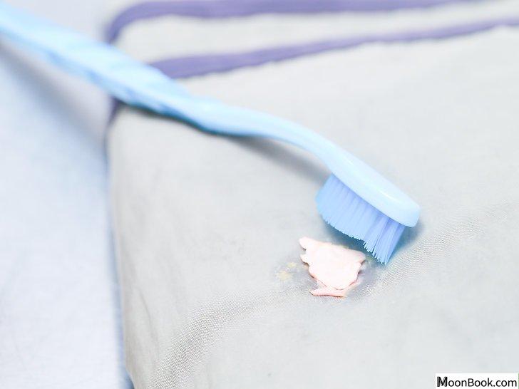 以Remove Gum from Clothes Step 33为标题的图片