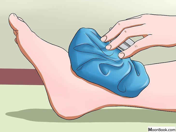 以Soothe a Sore Ankle Step 4为标题的图片