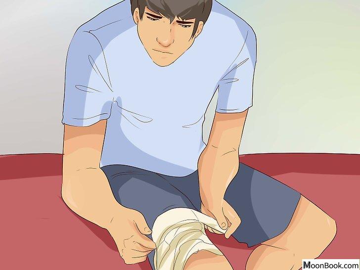 以Treat a Knee Sprain Step 4为标题的图片