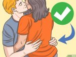 以Use Your Hands During a Kiss Step 1为标题的图片